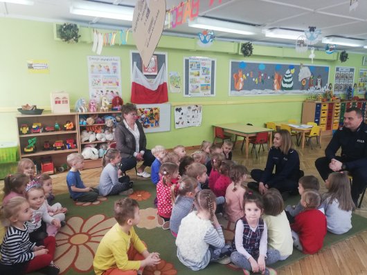 policjanci u dzieci w przedszkolu Krasnala Hałabały