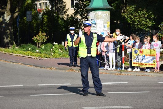 policjant kierujący ruchem